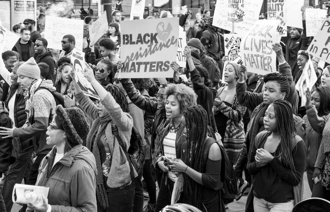 إنهاء تهميش تقاطع العرق والجنس: نقدٌ نسوي أسود لعقيدة مناهضة التمييز، والنظرية النسوية، والممارسات السياسية المناهِضة للعرقانية (1989)