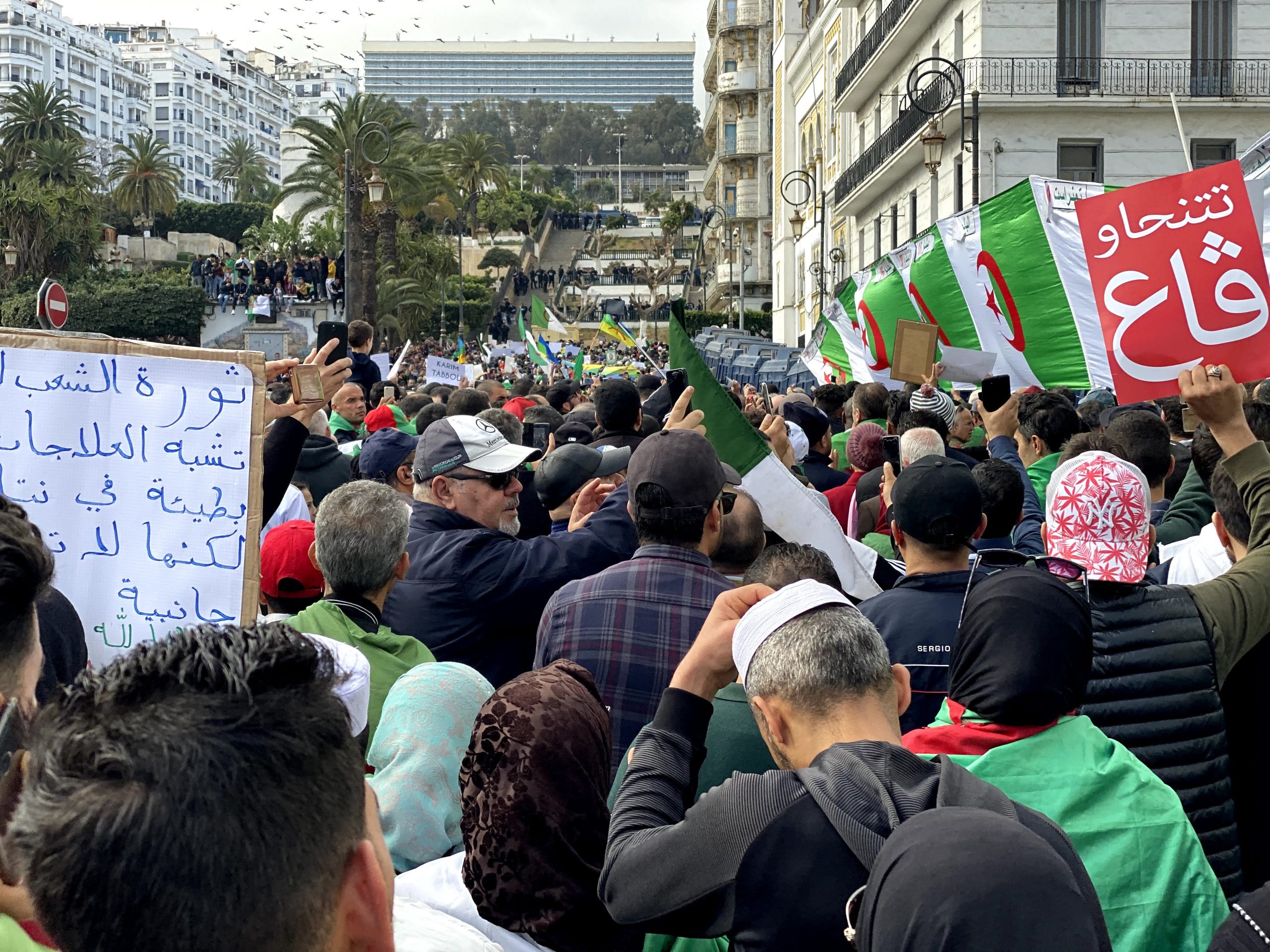 «الجنرالات للمزبلة، الجزائر مستقلة»: الثورة الجزائرية الجديدة كلحظة فانونية